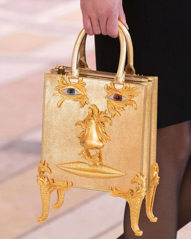 Məşhur brendin ekstravaqant kolleksiyası diqqət çəkdi