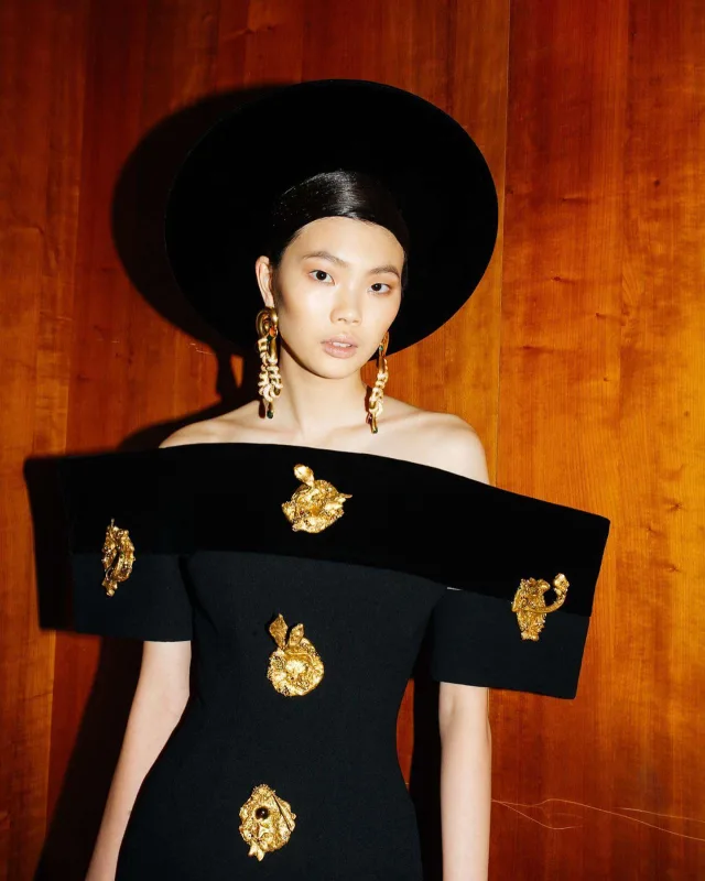 Məşhur brendin ekstravaqant kolleksiyası diqqət çəkdi