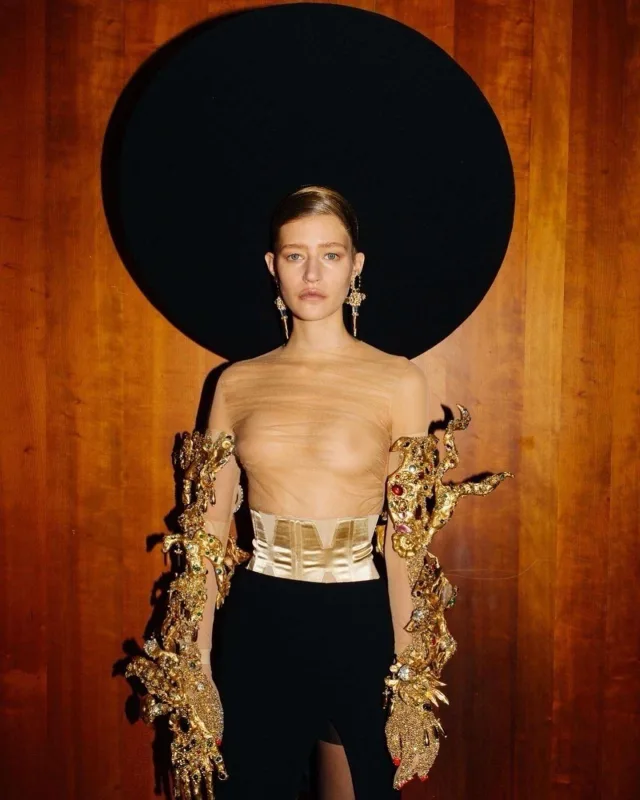 Məşhur brendin ekstravaqant kolleksiyası diqqət çəkdi