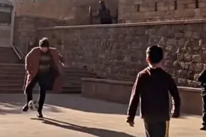 Türk məşhurlar Bakıda uşaqlarla futbol oynadı