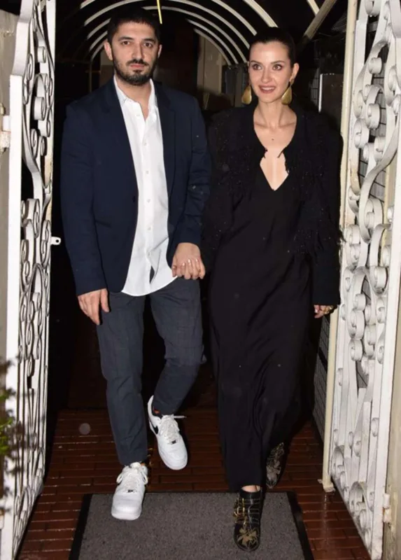 İlk dəfə əl- ələ görüntüləndilər