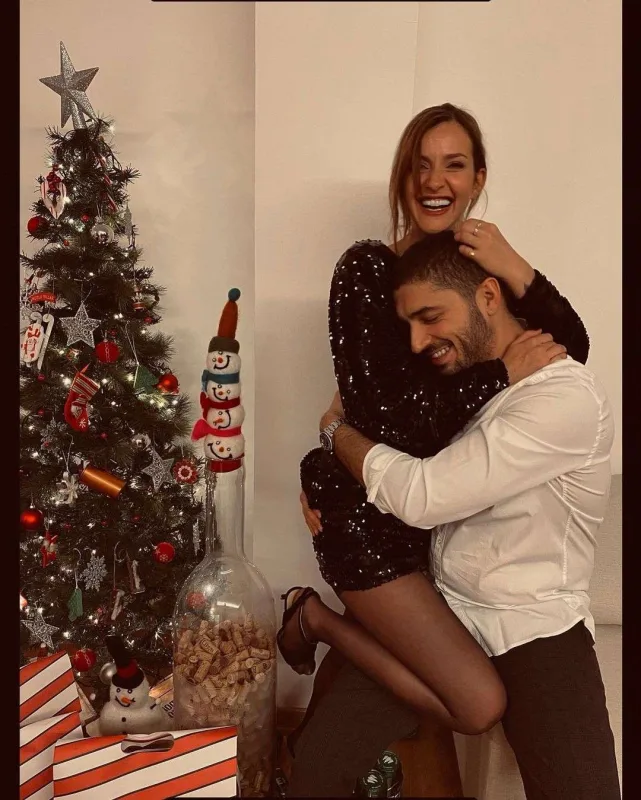 İlk dəfə əl- ələ görüntüləndilər