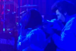 Renka səhnədə çətin anlar yaşadı - Video