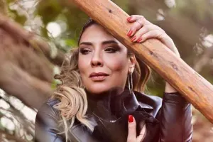 Səhnədə yıxıldı, ayağı sındı