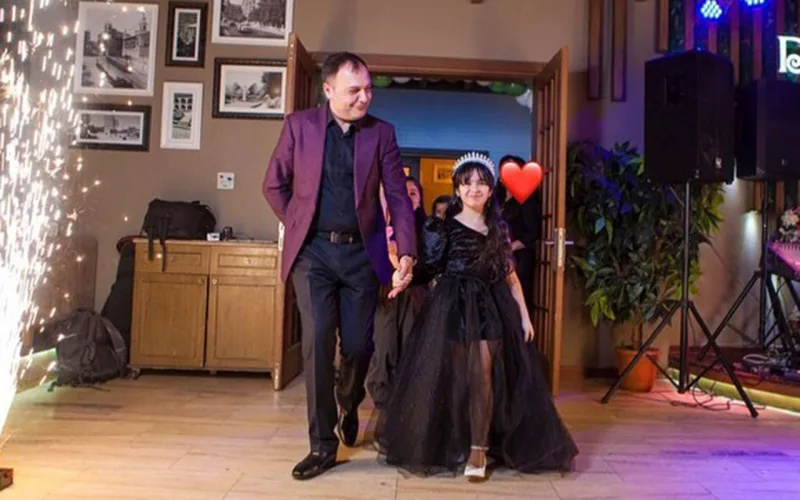 O da xanımının üzünü gizlətdi