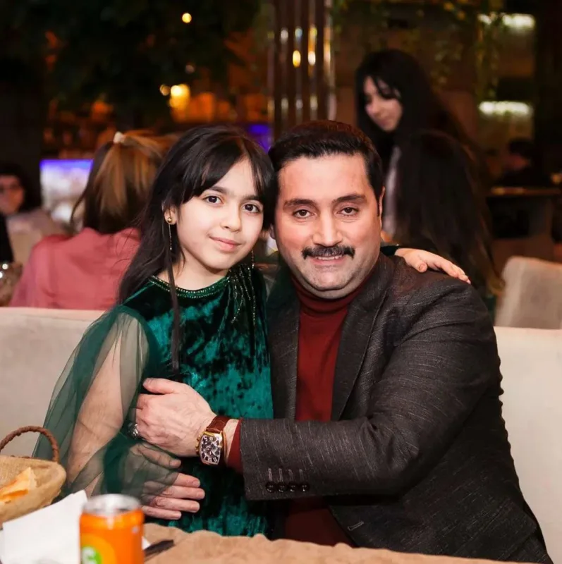 O da xanımının üzünü gizlətdi