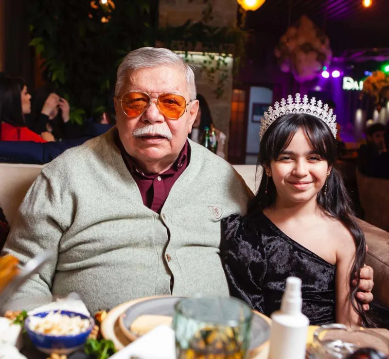 O da xanımının üzünü gizlətdi