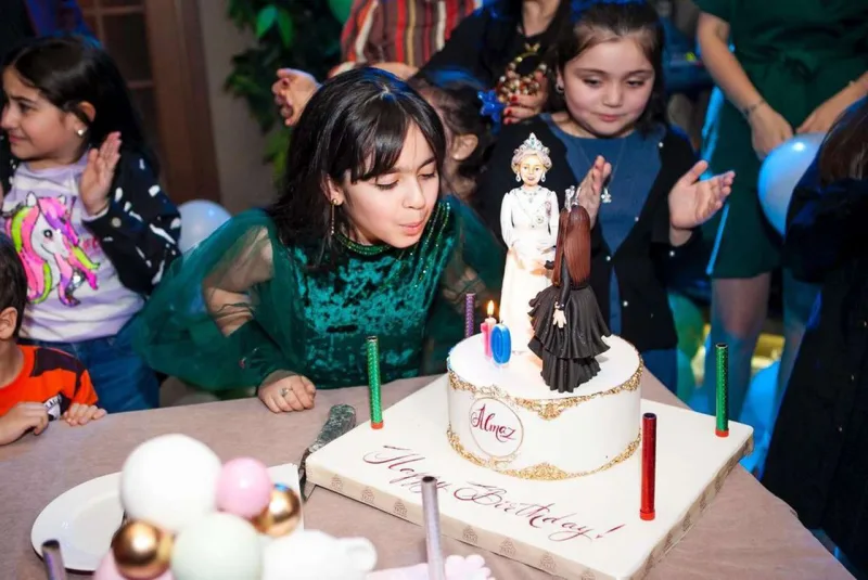 O da xanımının üzünü gizlətdi