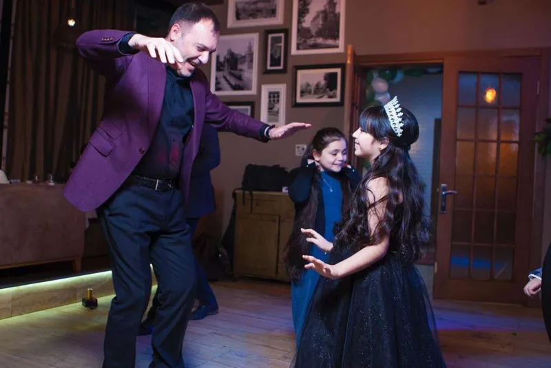 O da xanımının üzünü gizlətdi