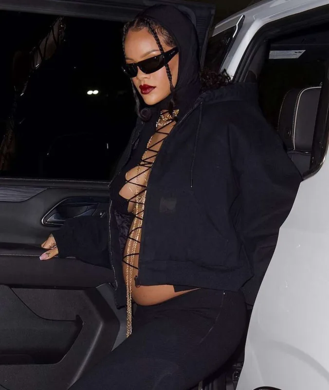 Rihanna tərzi ilə diqqət çəkdi