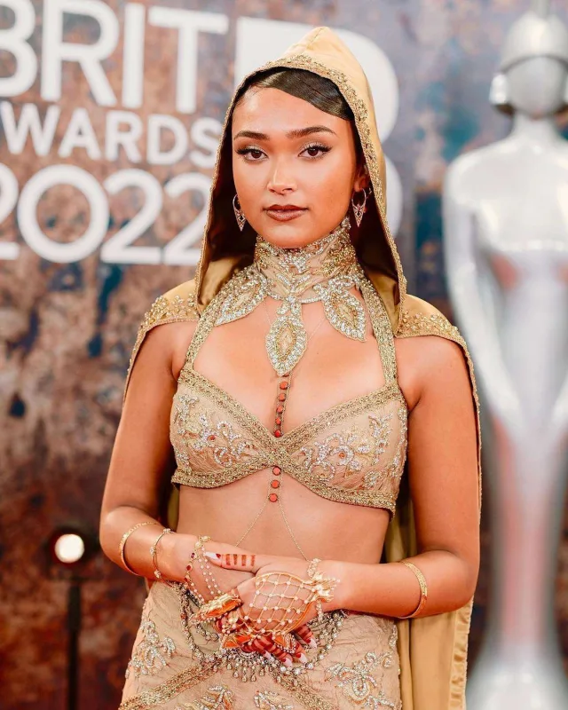 BRIT gecəsində geyimlər “danışdı” - FOTOLAR