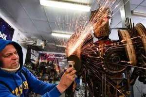 Avtomobil hissələrini heykəllərə çevririr