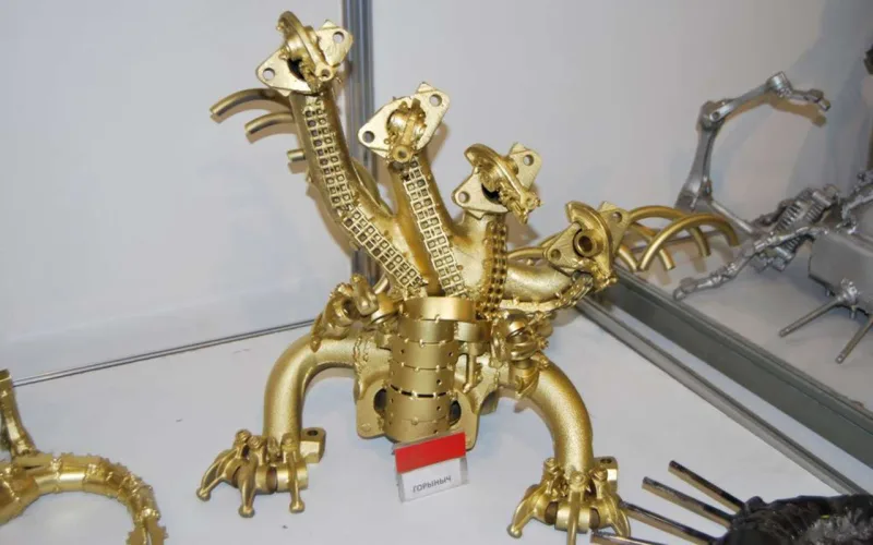 Avtomobil hissələrini heykəllərə çevririr