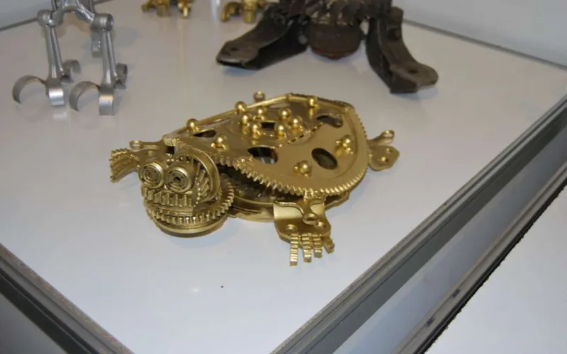 Avtomobil hissələrini heykəllərə çevririr