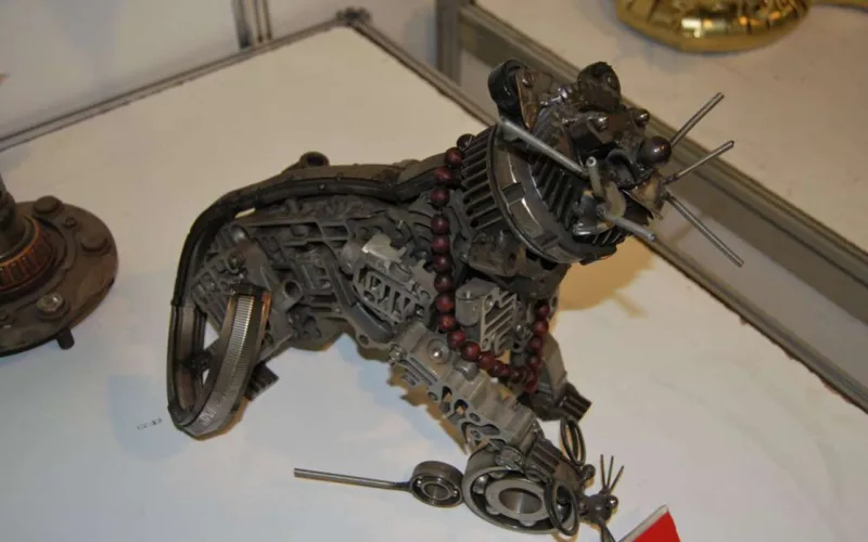 Avtomobil hissələrini heykəllərə çevririr