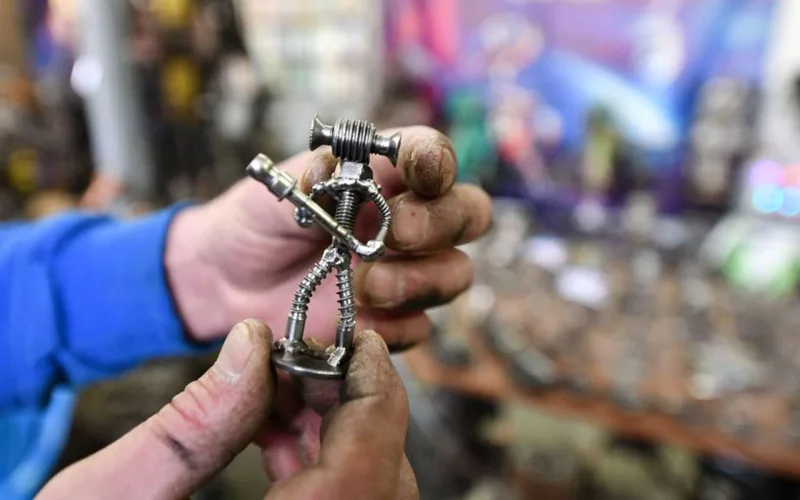 Avtomobil hissələrini heykəllərə çevririr