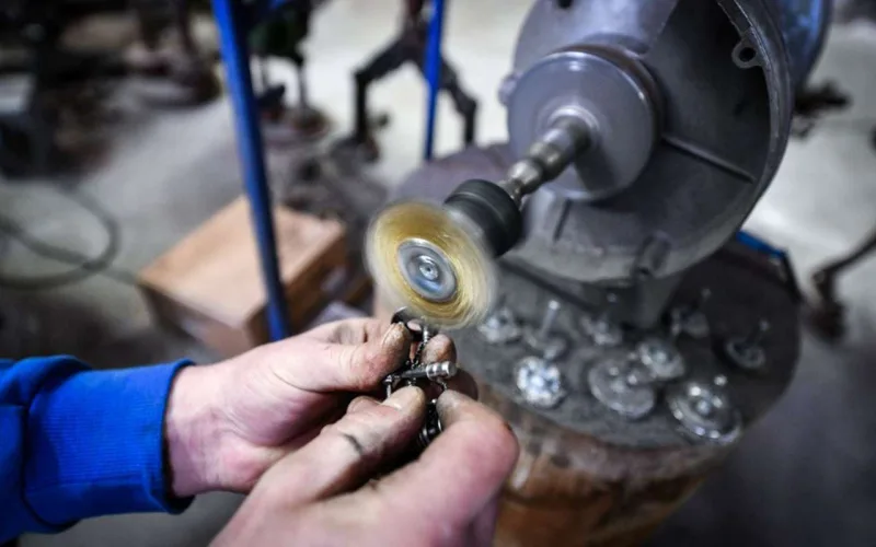 Avtomobil hissələrini heykəllərə çevririr