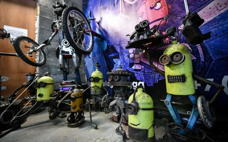 Avtomobil hissələrini heykəllərə çevririr