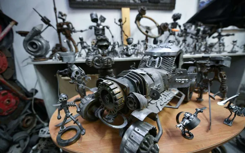 Avtomobil hissələrini heykəllərə çevririr