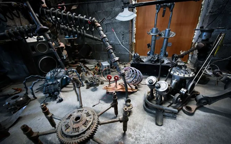 Avtomobil hissələrini heykəllərə çevririr