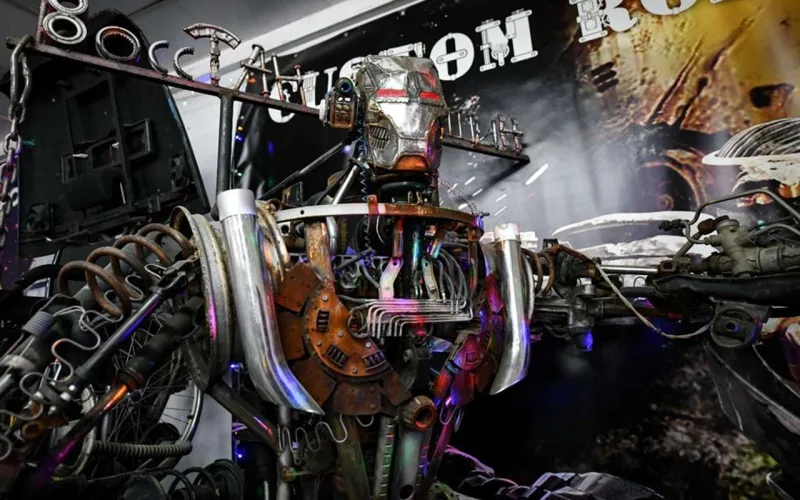 Avtomobil hissələrini heykəllərə çevririr