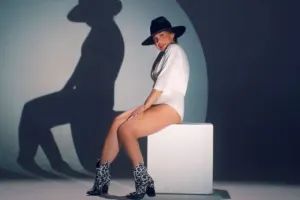 Rəqsanədən cəsarətli klip!