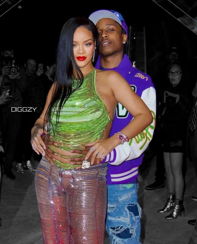 Rihanna səhnəyə qayıdır