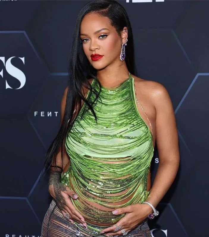 Rihanna səhnəyə qayıdır
