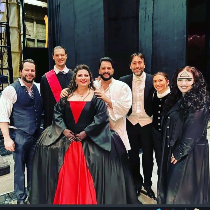 Sevgililər günündə Annaya mahnı həsr etdi