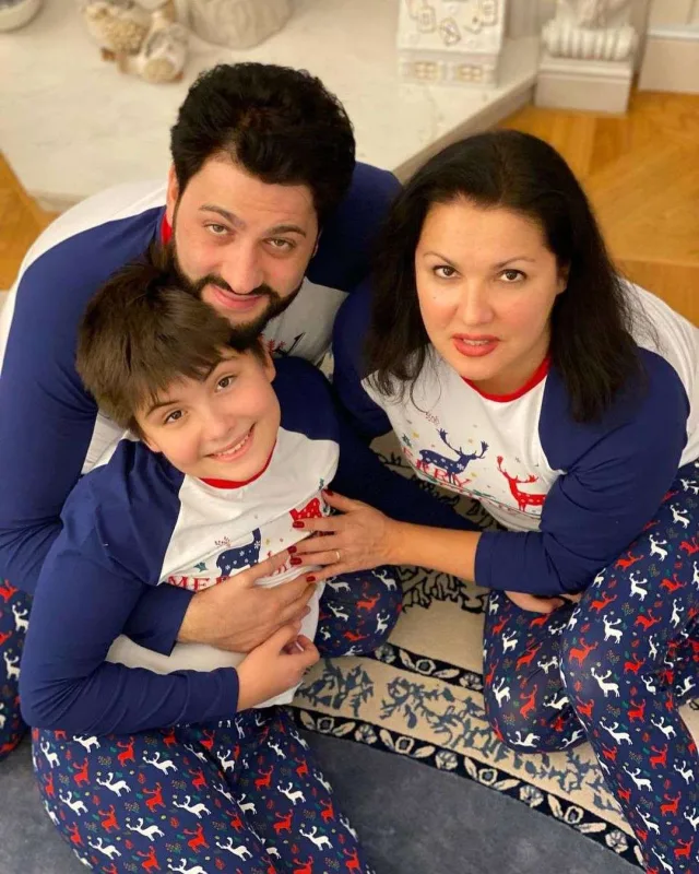 Sevgililər günündə Annaya mahnı həsr etdi