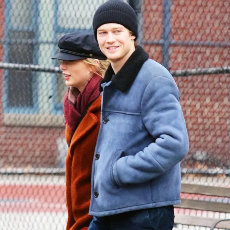 Beş illik sevgilisi ilə nişanlandı