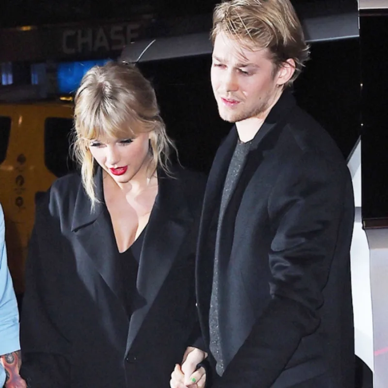 Beş illik sevgilisi ilə nişanlandı