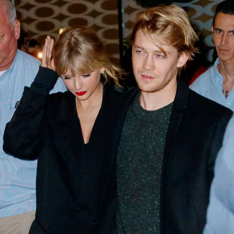 Beş illik sevgilisi ilə nişanlandı