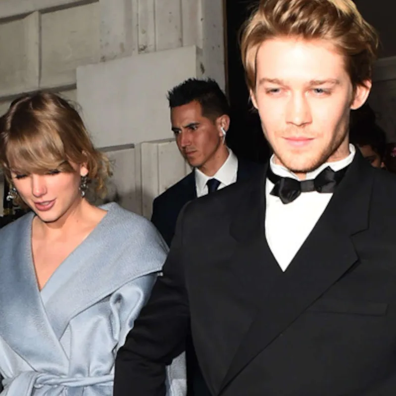 Beş illik sevgilisi ilə nişanlandı