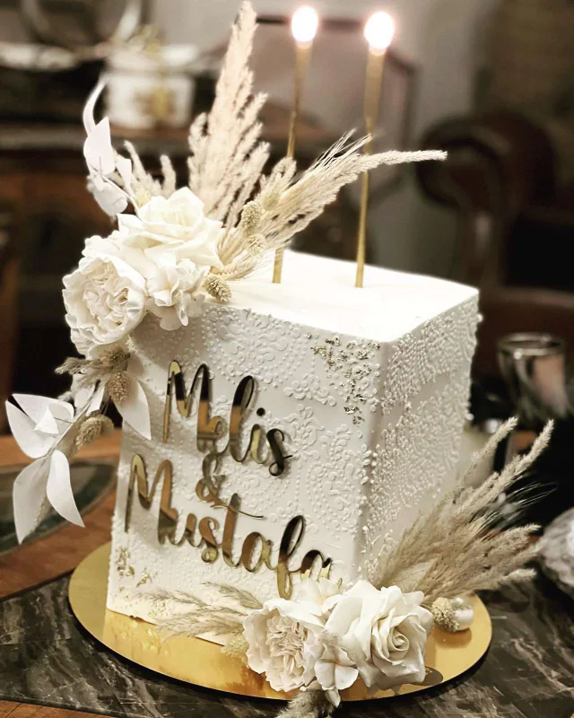 Mustafa üç illik sevgilisi ilə nişanlandı