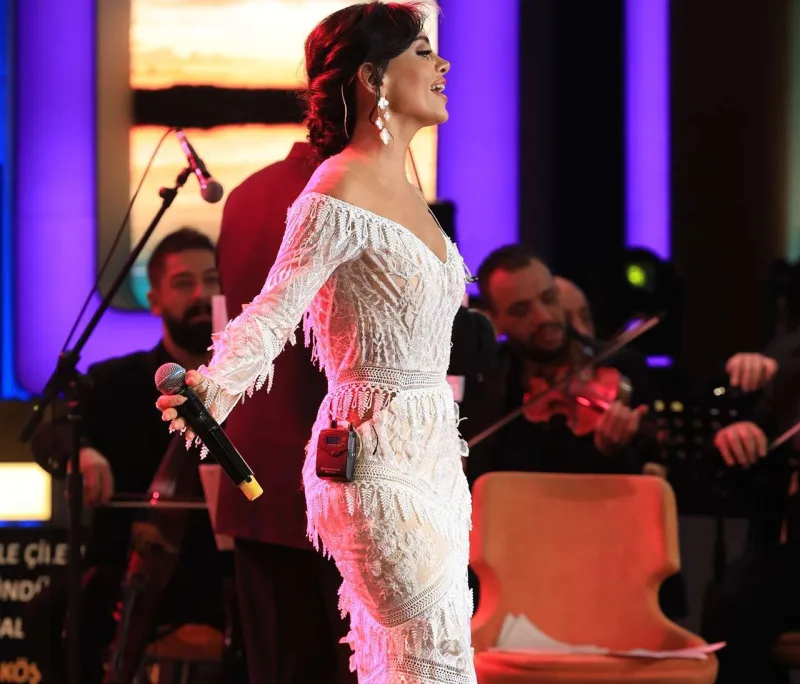 Günel Tatlısesin verilişinə 26 minlik paltar geyindi