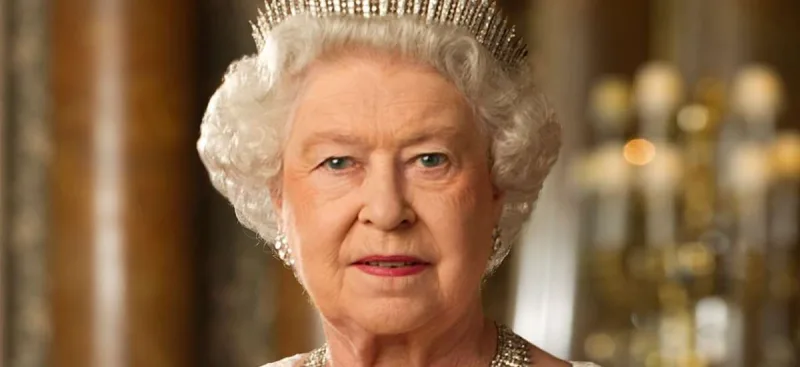 95 yaşlı kraliça koronaya yoluxdu