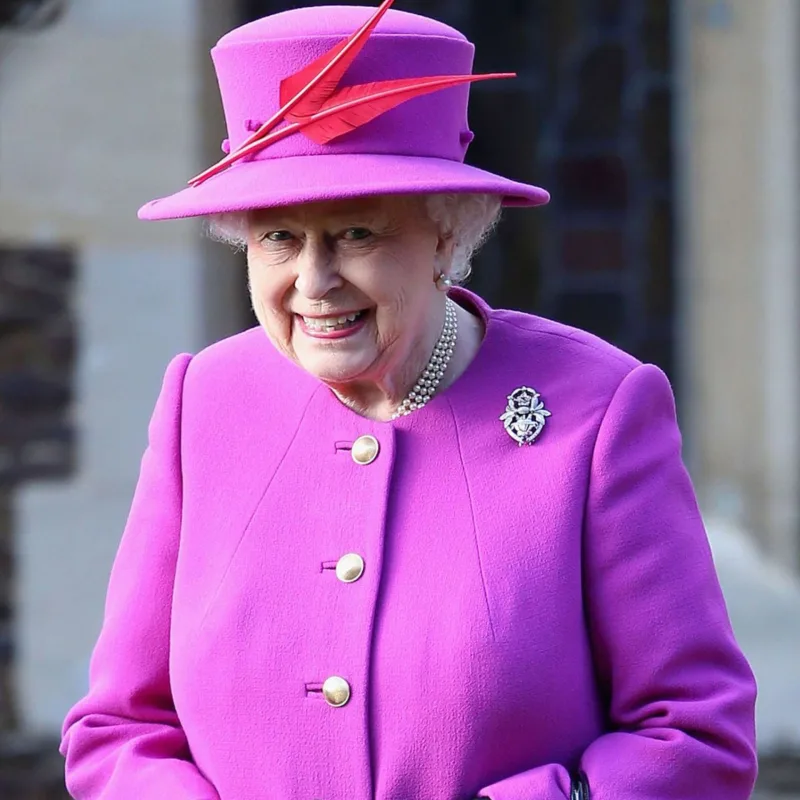 95 yaşlı kraliça koronaya yoluxdu