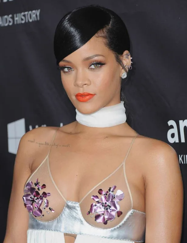 34 yaşlı Rihannanın təkamülü fotolarda