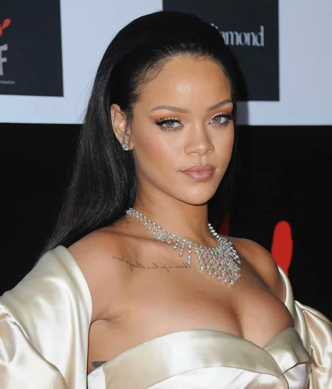 34 yaşlı Rihannanın təkamülü fotolarda