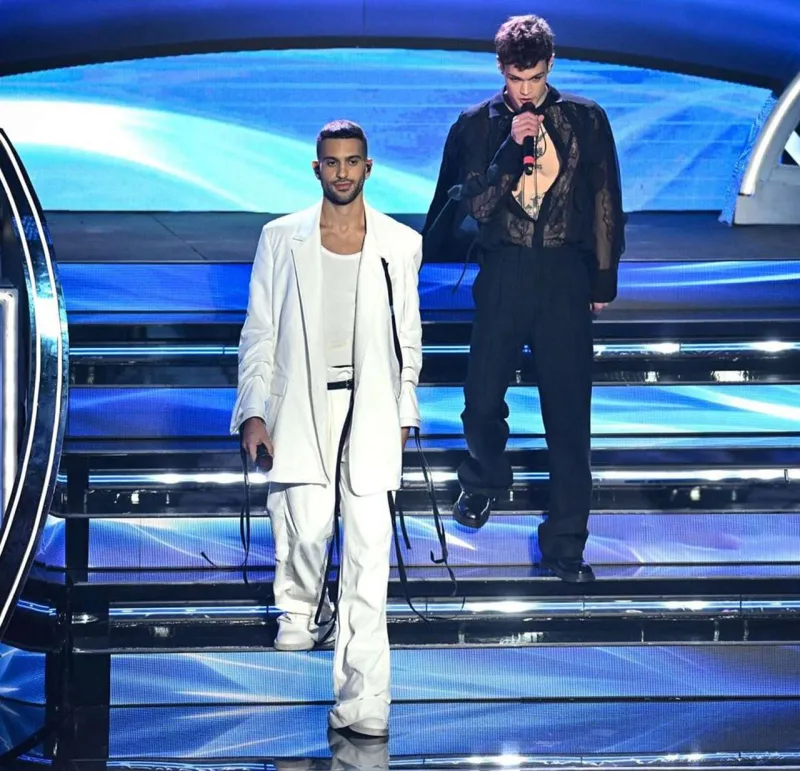 Jurnal üçün çılpaq poza verdilər