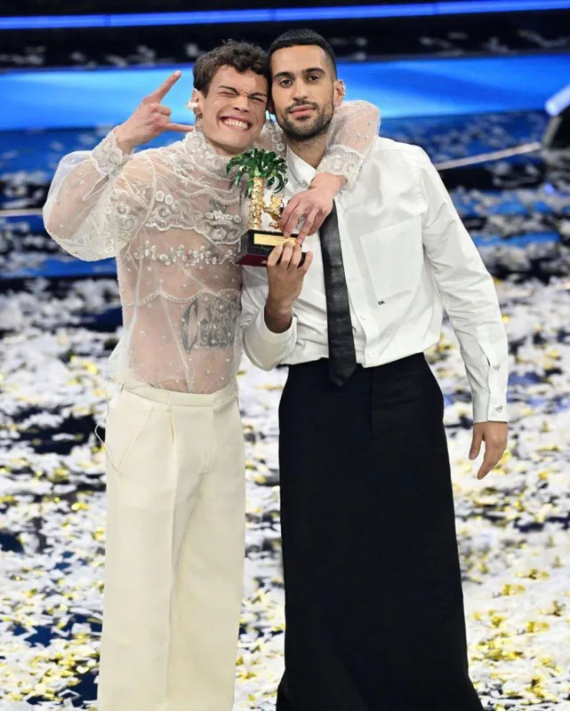 Jurnal üçün çılpaq poza verdilər