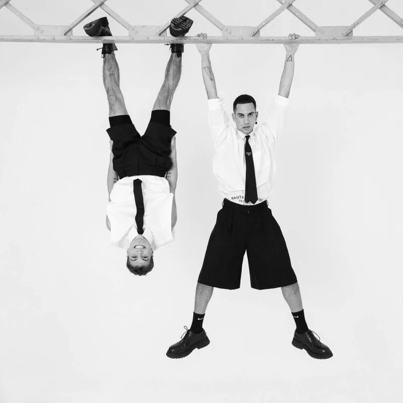 Jurnal üçün çılpaq poza verdilər