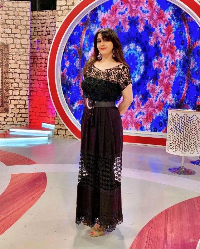 “100 kilo çəki ilə çimərlik geyimində foto çəkdirir”