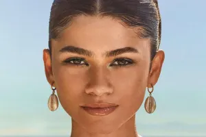 Müxbirlərdən qaçarkən yıxıldı