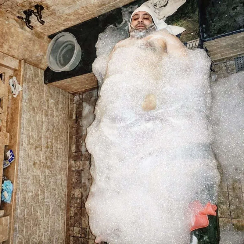 Elcanın hamamdakı şəkli tənqid olundu