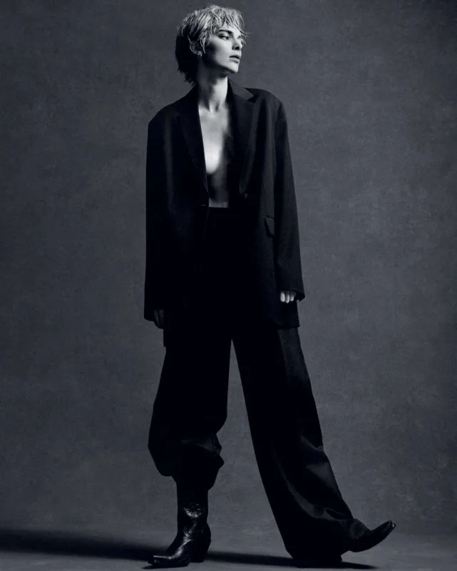 Kendaldan məşhur dərgi üçün çılpaq pozalar