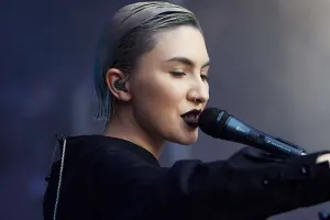 “Anamın dostları sığınacaqda oturublar”