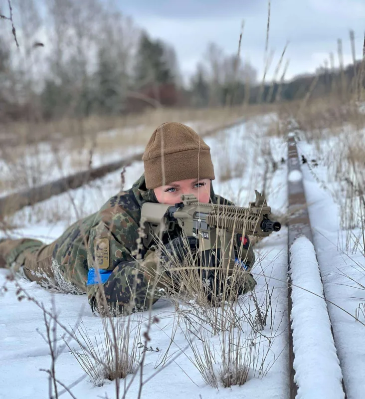 Ukrayna gözəli döyüşə qoşuldu