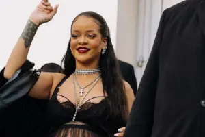 Rihanna moda gecəsinə bu tərzdə gəldi